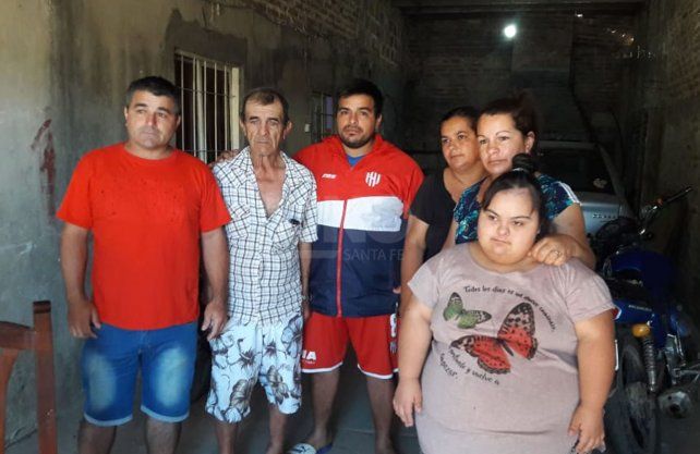 La familia de la mujer de 61 años que falleció en la guardia del Iturraspe el fin de semana. 