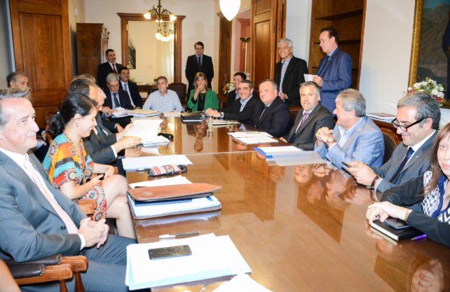 El jueves se realizó la primera reunión de ministros con senadores y diputados para discutir la adhesión a la adenda al pacto fiscal, la ley tributaria y la ley de emergencias.