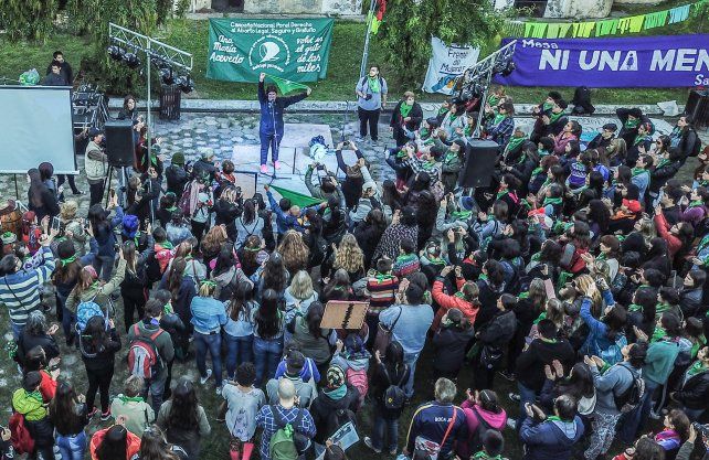 <i>La plaza Ana Mar&iacute;a Acevedo, ubicada al lado del Ex hospital Iturraspe, repleta en las marchas de 2018 que reclamaban la legalizaci&oacute;n del aborto voluntario y el cumplimiento del Protocolo ILE en los hospitales p&uacute;blicos. En el escenario Norma Cuevas, madre de Ana Mar&iacute;a, una de las figuras destacadas del pedido y del movimiento de mujeres santafesino.</i>