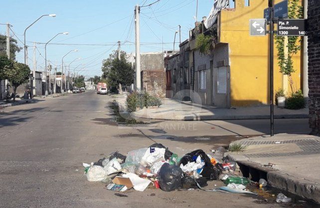 El ingreso al populoso barrio San Lorenzo por calle Entre R&iacute;os, muestra basurales a cielo abierto en todas las esquinas. 