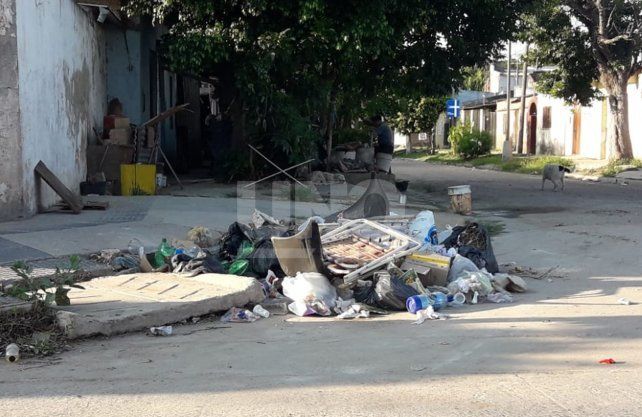 El ingreso al populoso barrio San Lorenzo por calle Entre R&iacute;os, muestra basurales a cielo abierto en todas las esquinas. 