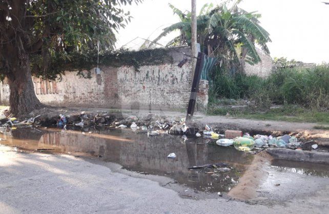 El ingreso al populoso barrio San Lorenzo por calle Entre R&iacute;os, muestra basurales a cielo abierto en todas las esquinas. 
