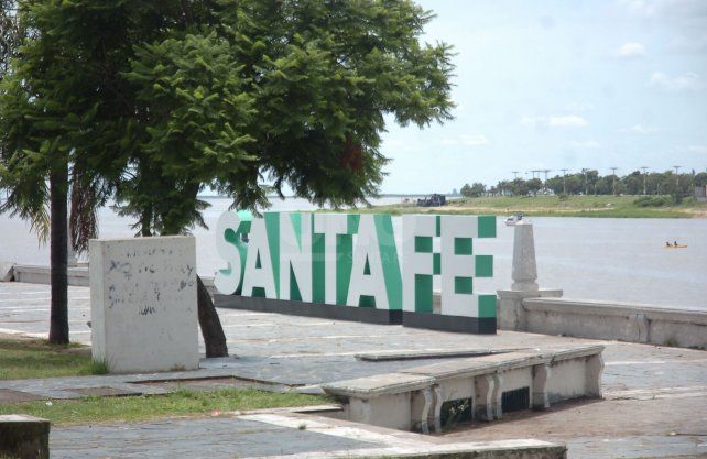 As&iacute; luce el tradicional cartel de la Costanera tras ser reparado. 