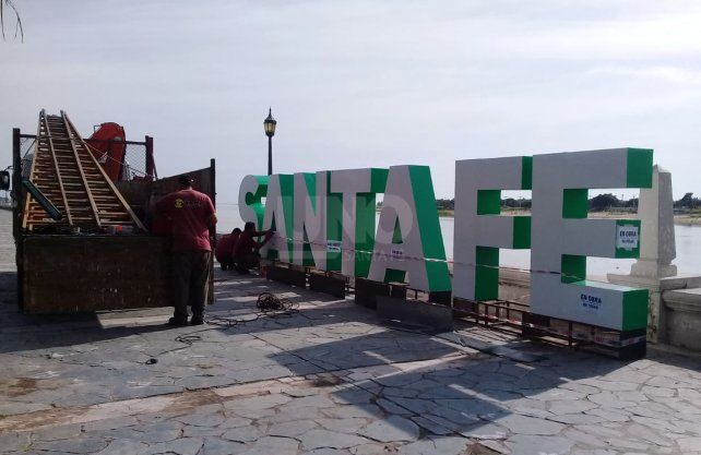 As&iacute; terminaban de colocar el cartel el s&aacute;bado por la ma&ntilde;ana. 