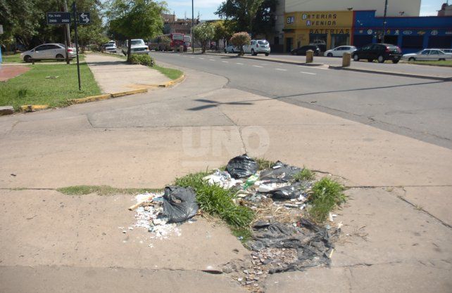 En Facundo Zuviría usan a un gran bache para depositar basura. Es un peligro para transitar.