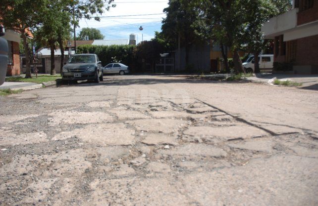 1º de Mayo al 3700. Los baches dificultan el tránsito de autos, motos y bicicletas.