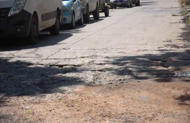 Tierra, barro y arena, es lo que está en los pozos y baches de las cuadras afectadas por los camiones de Germat.