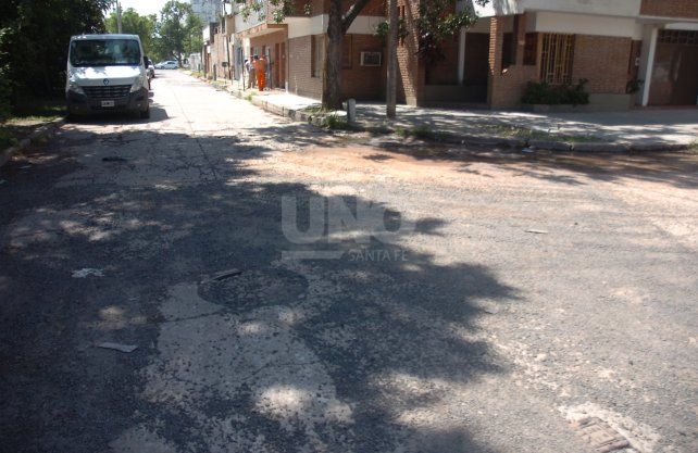 En Pasaje Irala y 1º de Mayo. La empresa tapa las roturas con piedras y arena.