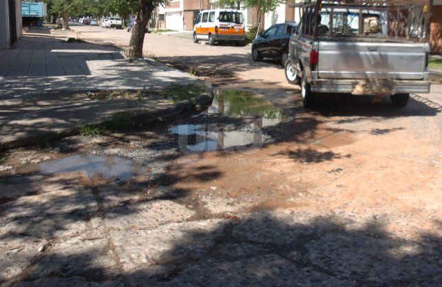 El agua de lluvia queda acumulada por días y hasta semanas por la rotura de las calle.
