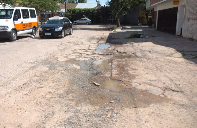 La vereda del edificio de 1º de Mayo 3778 quedó totalmente destruida.