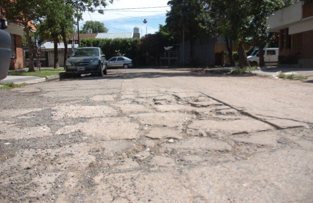 Toda la calle de 1º de Mayo al 3700 está rota por el paso de camiones.
