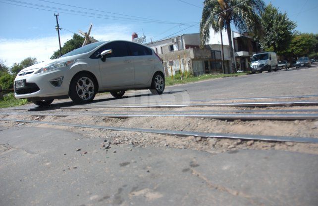 4 de Enero y la vía del Belgrano Cargas, los baches rompen vehículos y favorecen al ataque de delincuentes.