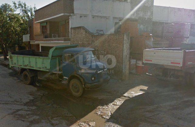 Los camiones de manera diaria estacionan sobre las veredas de vecinos. Rompen cordones, destruyen el camino peatonal y tiran cestos de basura.