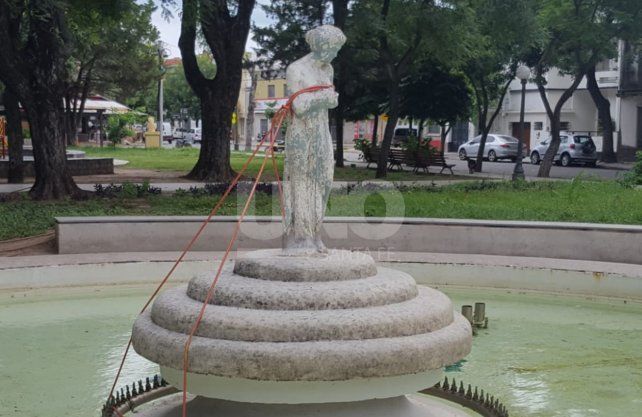 En el corazón de barrio Candioti, la plaza Pueyrredón luce abandonada y descuidada. 