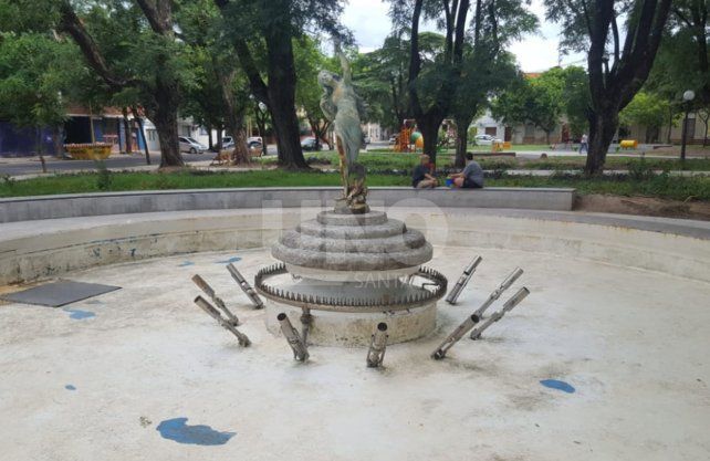 En el corazón de barrio Candioti, la plaza Pueyrredón luce abandonada y descuidada. 