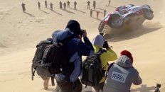 mira el impresionante vuelco de fernando alonso en el dakar mira el impresionante vuelco de fernando alonso en el dakar