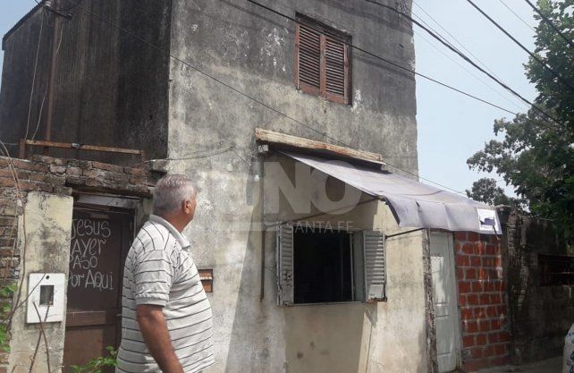 Isa&iacute;as, abuelo de Amparo, observa la ventana por donde cay&oacute; su nieta. <b>El toldo que se aprecia en la imagen estaba cerrado en el momento de la ca&iacute;da. </b>