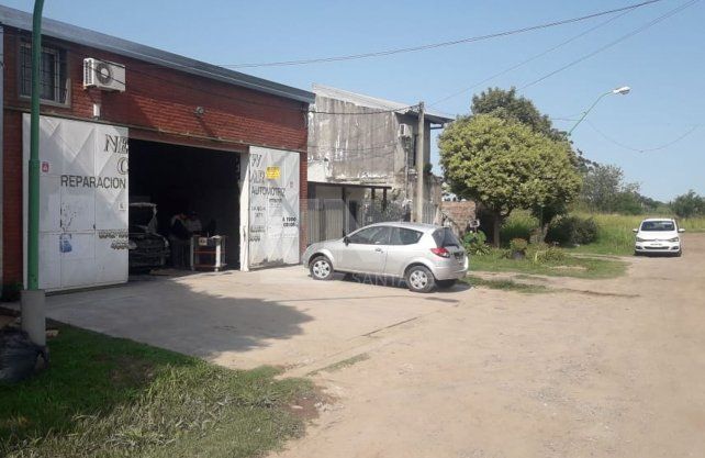 Carlos fue sorprendido por delincuentes abriendo el port&oacute;n de su talle. Lo maniataron, le robaron plata, herramientas y se llevaron su camioneta.  