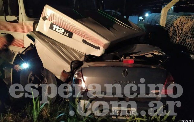 El camión y el auto, protagonistas del accidente.