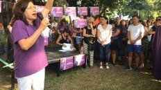 Liliana Loyola dando las palabras iniciales en el acto de pedido de justicia por Daniela Cejas. Liliana Loyola dando las palabras iniciales en el acto de pedido de justicia por Daniela Cejas.