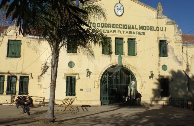 Se secuestraron 18 teléfonos celulares, 13 facas de fabricación artesanal, una gorra del Servicio Penitenciario y litros de la bebida elaborada por los presos llamada 