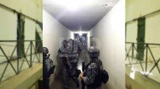 Se secuestraron 18 teléfonos celulares, 13 facas de fabricación artesanal, una gorra del Servicio Penitenciario y litros de la bebida elaborada por los presos llamada cachuña. Se secuestraron 18 teléfonos celulares, 13 facas de fabricación artesanal, una gorra del Servicio Penitenciario y litros de la bebida elaborada por los presos llamada cachuña.