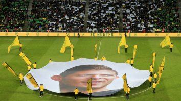 emotivo homenaje a emiliano sala en el partido de nantes emotivo homenaje a emiliano sala en el partido de nantes