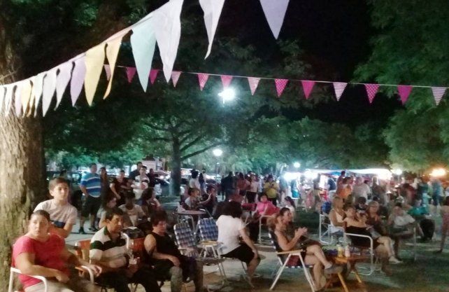 Feria nocturna de emprendedores en la Costanera