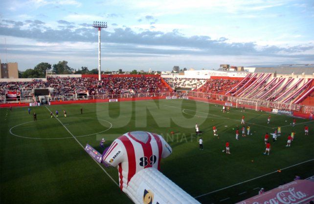 En Unión se trabaja para dejar impecable el campo de juego del estadio 15 de Abril. UNO Santa Fe | José Busiemi