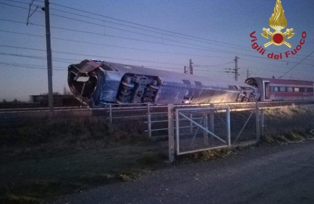 Lugar donde descarriló un tren de alta velocidad modelo Frecciarossa 9595 en las cercanías de Milán, Italia, 6 de febrero de 2020.