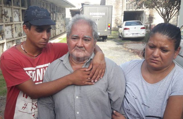 El padre de Dar&iacute;o junto a sus hermanos.