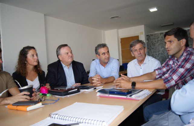 Jimena Senn, Felipe Michlig, Pablo Javkin, Emilio Jatón y Maximiliano Pullaro durante la reunión entre legisladores y los intendentes de las ciudades más grandes de la provincia.