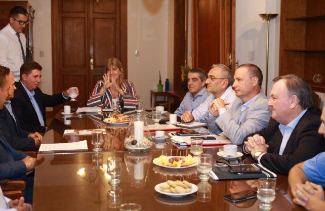 Este miércoles por la mañana los senadores, encabezados por su presidenta Alejandra Rodenas, recibieron a los referentes de la Cámara Argentina de la Construcción delegación Santa Fe.