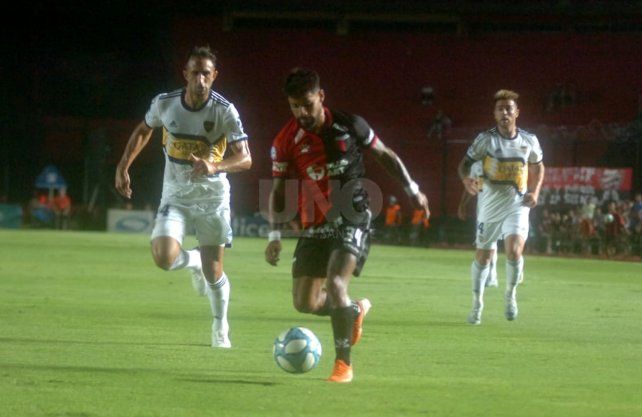 El DT Eduardo Dom&iacute;nguez quiere que Gabriel Esparza siga en Col&oacute;n. UNO Santa Fe | Jos&eacute; Busiemi