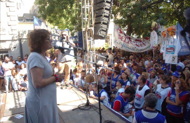 Sonia Alesso, titular de Amsafé provincial, habló desde el escenario a docentes.