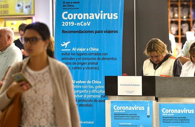 Coronavirus. Carteles informativos en el Aeropuerto de Ezeiza. Crecen las consultas por cancelaciones de viajes