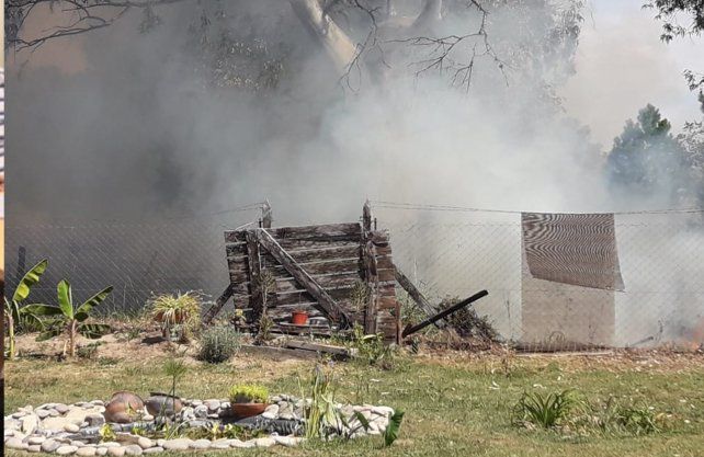 Este viernes, la quema de pastizales alertó a vecinos de Villa California