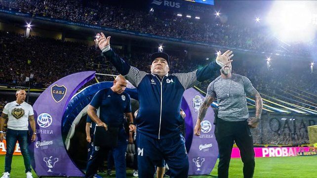 Diego Maradona acord&oacute; su continuidad como entrenador de Gimnasia