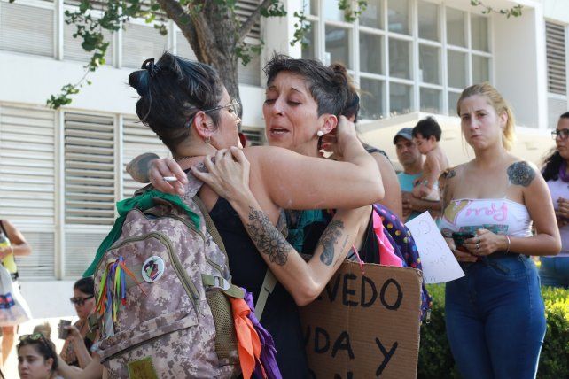 Frente a los tribunales de Paran&aacute;, cientos de mujeres reclaman justicia y en se manifiestan en contra de la violencia machista.