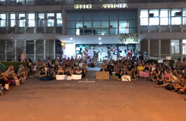 En Paraná se realizó una vigilia para reclamar justicia por el femicidio de Fátima Acevedo.