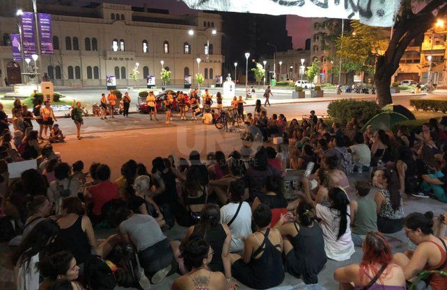 Durante la vigilia, la Asamblea decidió convocar a una marcha este lunes para pedir justicia por Fátima Acevedo.