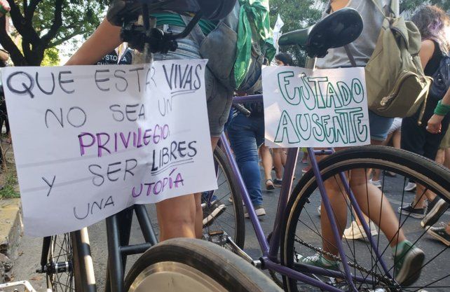 Algunos de los carteles por el Día de la Mujer Trabajadora en contra de los femicidios y de la violencia machista.