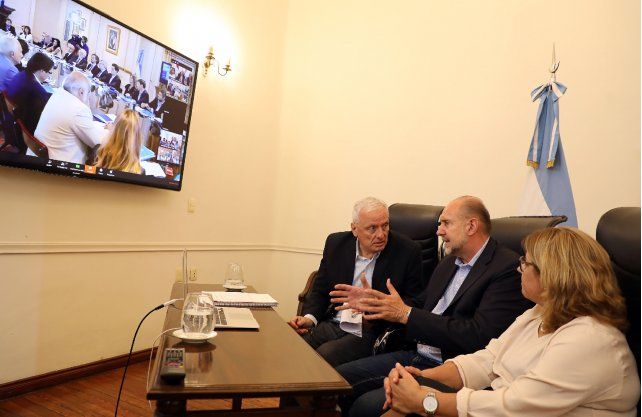 El gobernador de Santa Fe, Omar Perotti, y su ministro de Salud, Carlos parola participaron de la reuni&oacute;n que presidi&oacute; el presidente, Alberto Fern&aacute;ndez, por la situaci&oacute;n que genera el coronavirus. 