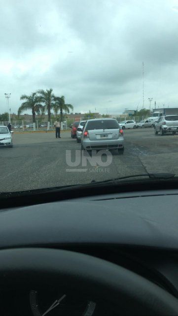 Coronavirus. Largas colas de auto hubo durante toda la tarde para ingresar a Walmart.  