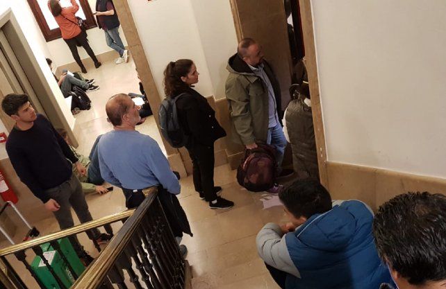 El viernes pasado el consulado argentino en Barcelona atend&iacute;a a las personas en las escaleras del edificio.