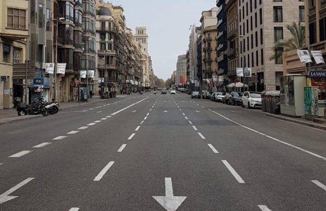 El s&aacute;bado se hab&iacute;a reducido notoriamente la circulaci&oacute;n por las calles de Barcelona. A partir del domingo se lo prohibi&oacute; y el gobierno dispuso controles militares para que se cumpla.