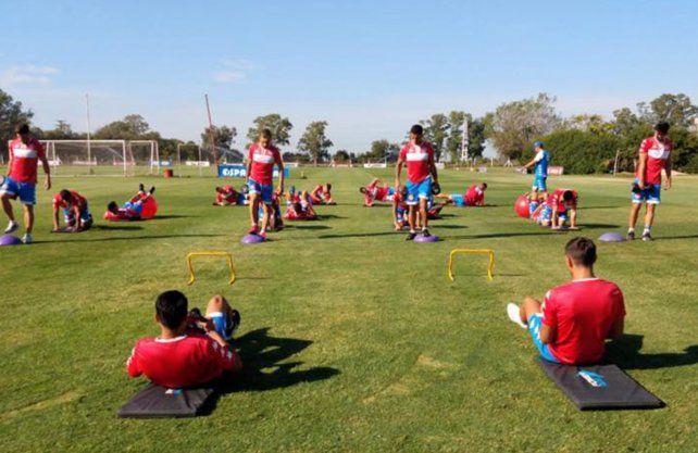 Los jugadores de Uni&oacute;n se llevaron un plan de trabajo individual tras confirmarse el parate de la Copa de la Superliga por la pandemia del coronavirus