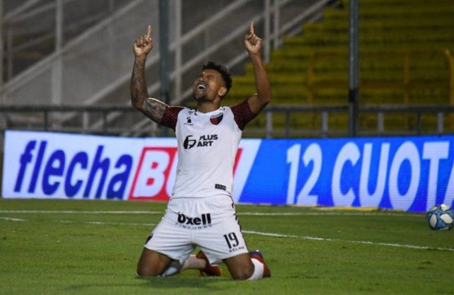 Wilson Morelo fue vital en el triunfo de Colón ante Rosario Central de visitante. Foto: @StatsFA