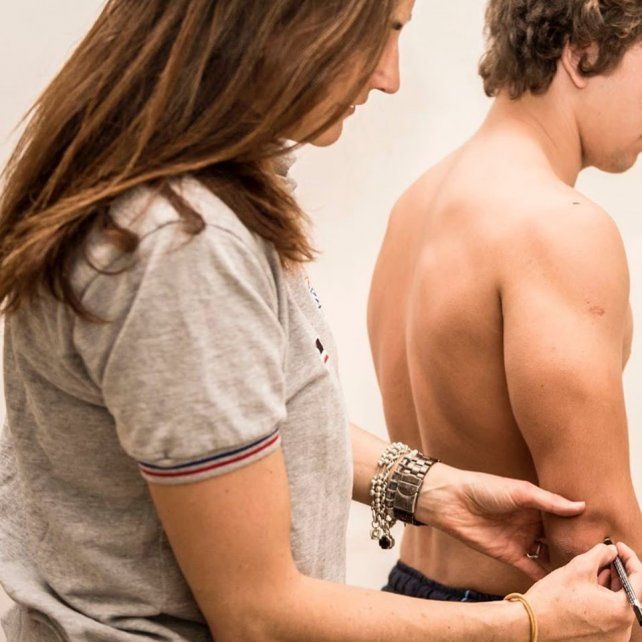 Tomando las medidas antropométricas a los jugadores de diversos seleccionados.