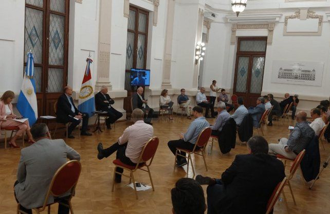 Perotti se reunió con los senadores y los presidentes de bloques de Diputados la semana pasada para abordar el problema del coronavirus.